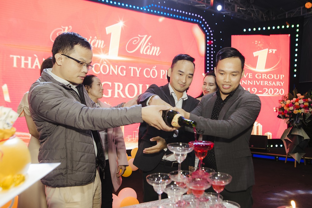 TGĐ Đặng Hữu Hùng (ngoài cùng bên phải) cùng GĐ chi nhánh nâng ly mừng sinh nhật AVE Group