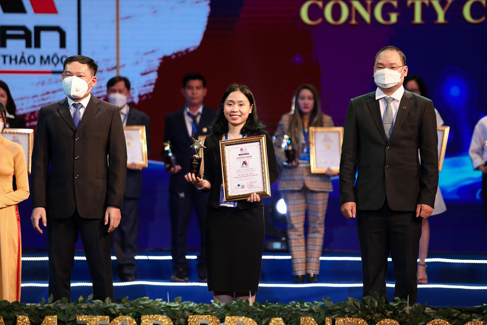 Đại diện An An (giữa) đón nhận giải thương Top 50 thương hiệu hàng đầu Việt Nam