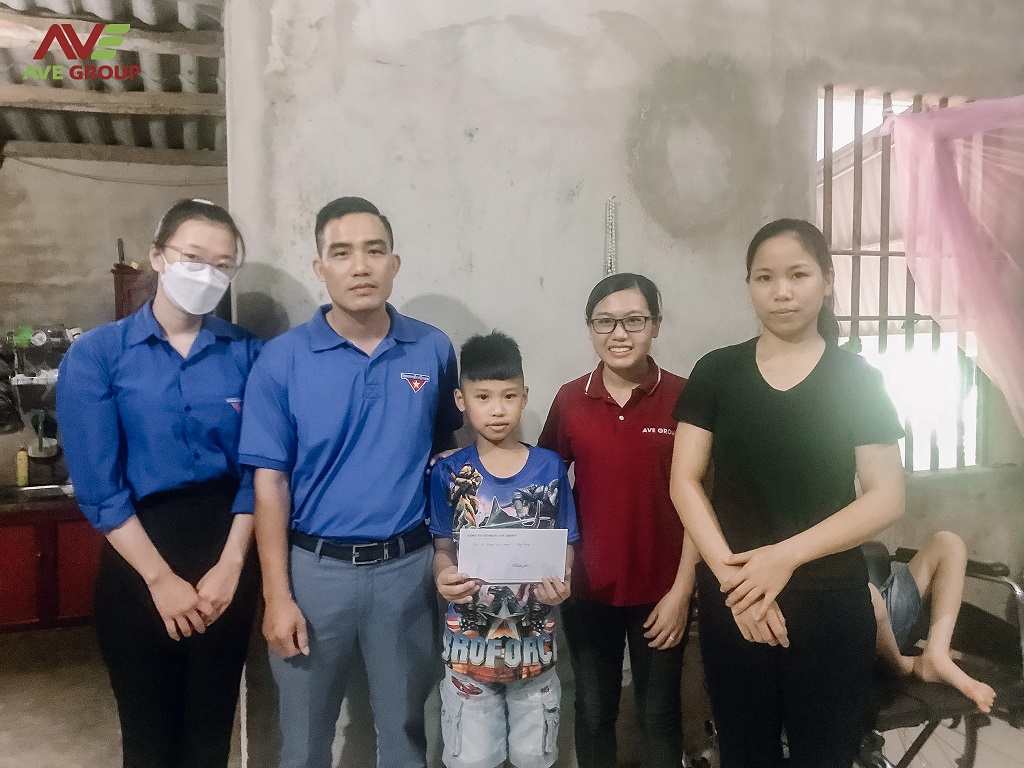 Trao quà cho bé Lê Hà Bảo Minh học sinh lớp 4D. Gia đình bé đặc biệt khó khăn, có anh trai, em trai út bị bệnh não nằm một chỗ. Gia đình thuộc diện hộ nghèo. 