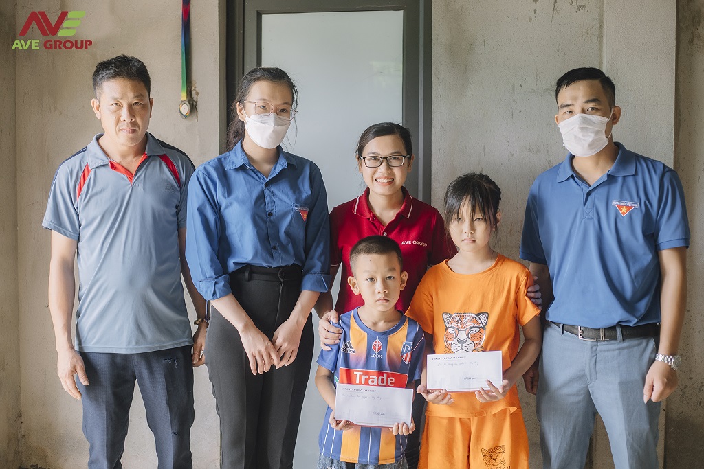 Trao quà cho 2 bé Trần Nguyễn Quốc Bảo và Trần Nguyễn Hạnh Trang. Gia đình có hoàn cảnh khó khăn, một mình bố đi làm nuôi 2 em và nuôi 2 con của người cô. Bà nội già yếu và một người cô bị bệnh nằm một chỗ.