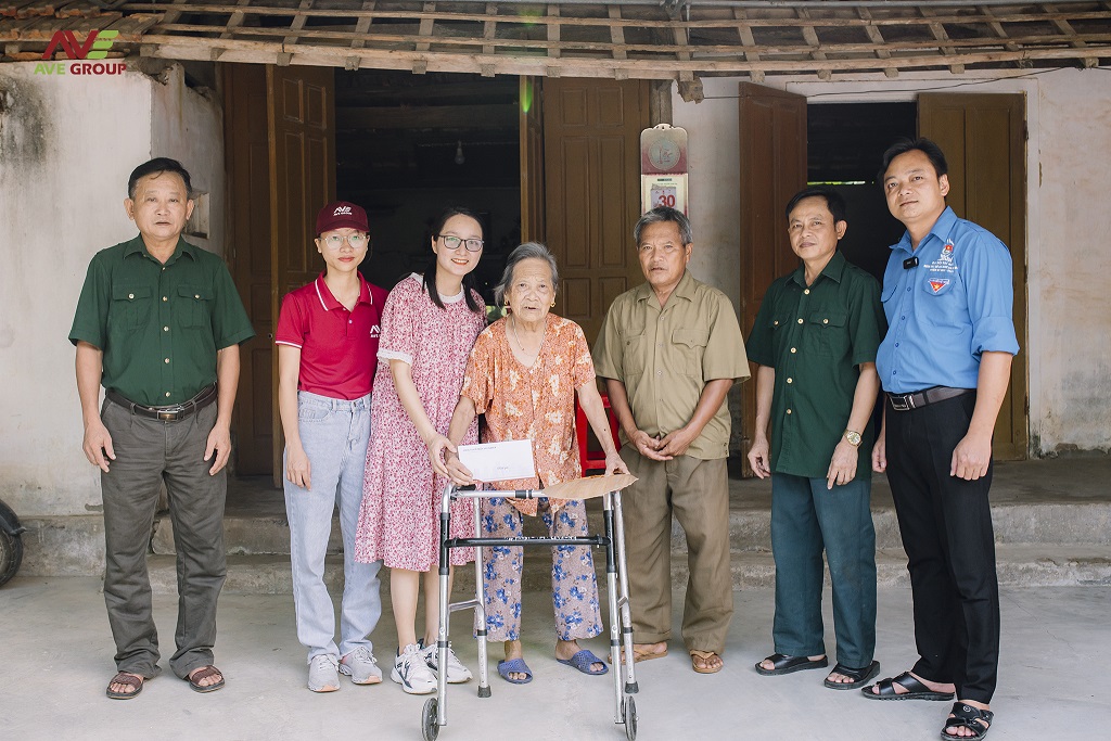 Thăm và tặng quà Bác Nguyễn Thị Hợi tại Thôn Văn Thượng, xã Đại Đồng. Bác là vợ liệt sĩ, nay đã hơn 90 tuổi, sức khỏe yếu.